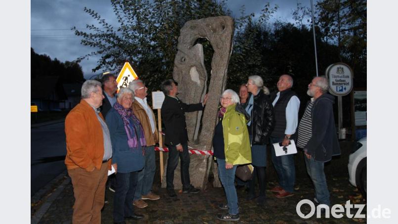 Präsident Johann Walbrunn (Fünfter von links) begutachtet mit den Präsidiumsmitgliedern die vom Weidener Bildhauer Günter Mauermann errichtete Stele &quot;Wassermann&quot;. Bild: pi