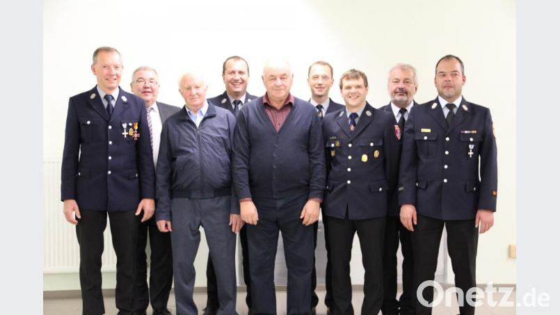 Langjährige Mitglieder der Wehr aus Holzhammer werden geehrt (von links): Vorsitzender Hans Friedl. Bürgermeister Reindl, Alfons Stauber, Kommandant Heiko Friedl, Hans Neidl, Zweiter Vorsitzender Stefan Kumeth, Zweiter Kommandant Klaus Uschald, Kreisbrandrat Fredi Weiß und Kreisbrandmeister Marco Weiß. Bild: ffl