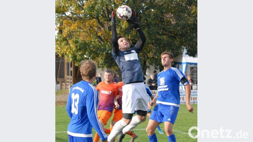 Torwart Alexander Vogl vom SV Altenstadt/Voh. fängt den Ball sicher. Seine Mannschaft sicherte sich die Herbstmeisterschaft in der A-Klasse Ost. Bild: A. Schwarzmeier
