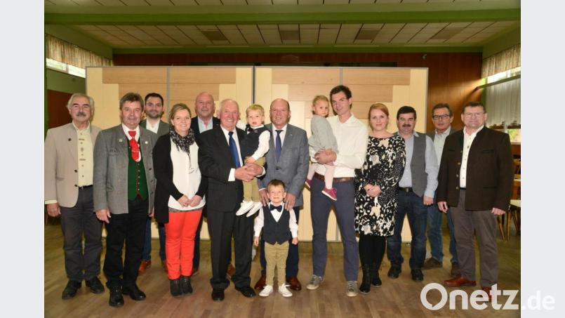 Jubilar Hermann Frischholz hat seinen Urenkel Philipp auf den Arm genommen. Seine Söhne, die Enkelkinder und die Urenkelkinder nehmen das Familienoberhaupt in die Mitte. Glückwünsche überbrachten Bürgermeister Dr. Karl-Heinz Preißer, Bernhard Meiler, Blaskapelle Oberwildenau, Marktrat Sebastian Hartl (von links), Zweiter Bürgermeister Gerhard Kres, SC-Vorsitzender Willi Hagler und Siedler-Vorsitzender Helmut Grünbauer (von rechts). Bild: bey