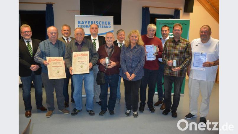 Drei neue Ehrenmitglieder ernannte der SV Mitterteich, zudem gab es Auszeichnungen des Bayerischen Fußballverbandes. Im Bild (von links) Gerhard Greim, Reinhold Dümler, Bürgermeister Roland Grillmeier, Konrad Fick, Jürgen Fick, Karl Holub, Vorsitzender Roland Eckert, Monika Meierhöfer, Andreas Kunz, BLSV-Kreisvorsitzender Andreas Malzer, Michael Rosner und Winfried Eger. Bild: jr