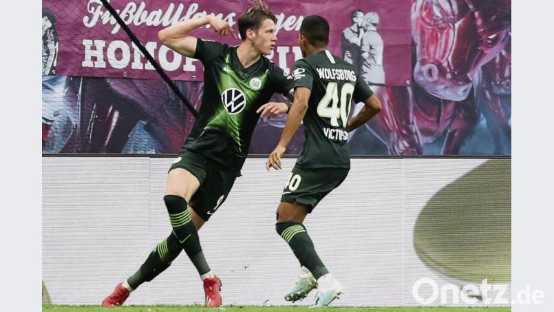 Jubel bei Wout Weghorst (links) und Joao Victor: Die Wolfsburger gehören zum exklusiven Kreis von drei Teams in Europas Topligen, die noch ungeschlagen sind: der FC Liverpool, Juventus Turin und der VfL. Bild: agentur_dpa