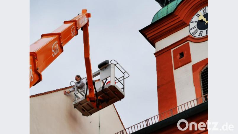 Mit dem Hebekran machte sich der Maler zum Streichen in die oberen Etagen. Bild: gz