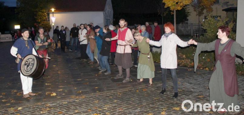Das Publikum macht bei den Tänzen gerne mit. Immer näher rückt die Tanzkette an die Genussschmiede mit ihren offenen Feuern heran. Bild: Schönberger, Ferdinand [fsb]