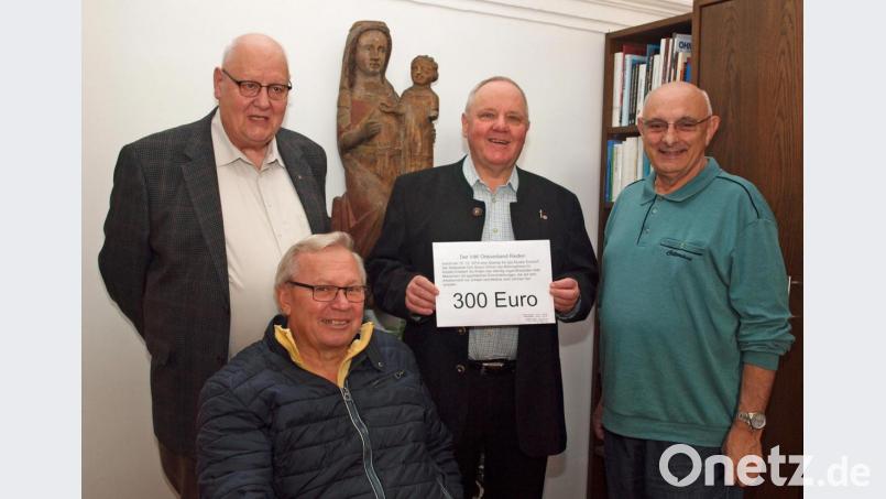 Gemeinsam mit seinem Stellvertreter Josef Leikam (sitzend) überreichte VdK-Vorsitzender Josef Niebler (rechts) 300 Euro an Pater Christian Liebenstein (Mitte), Leiter des Bildungshauses des Klosters der Salesianer Don Boscos, und Klosterdirektor Pater Ulrich Schrapp. Bild: sön