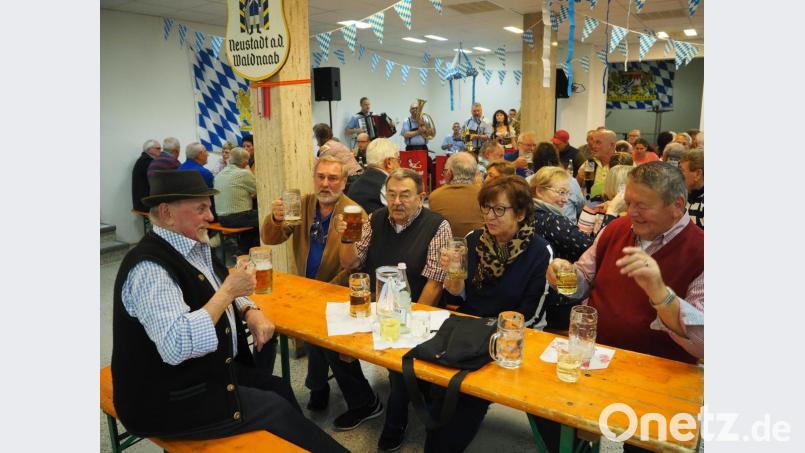 Die Stimmung ist glänzend beim Oktoberfest der Bürgerwehr Neustadt. Bild: krb