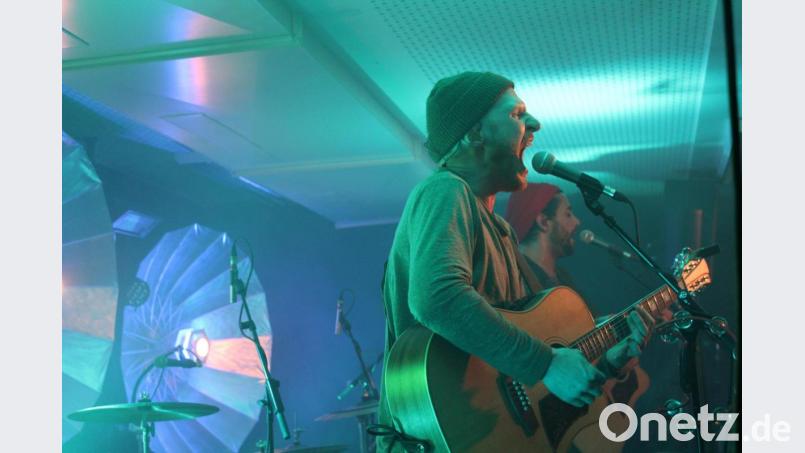 Die Gitarren-Beat Band &quot;DisM&quot; heizt dem Publikum schon vor dem Auftritt von &quot;Django 3000&quot; in der &quot;Sünde&quot; richtig ein. Bild: pmen