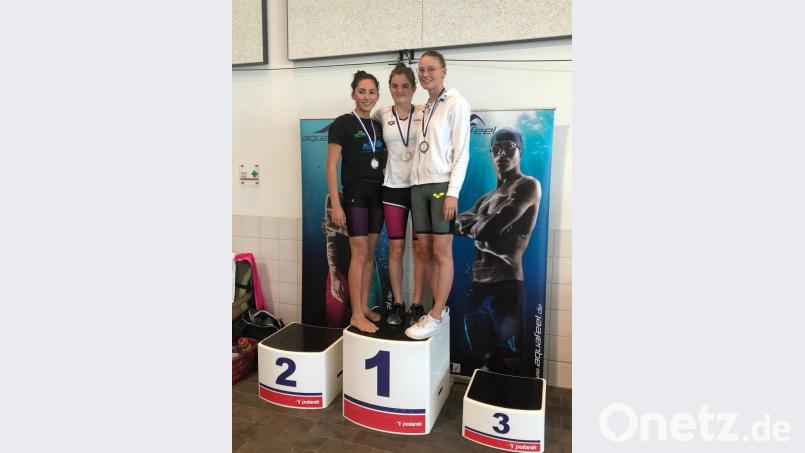 Kathrin Bachmeier vom Tirschenreuther Schwimm- Club (Mitte) gewann bei den Bayerischen Kurzbahnmeisterschafen das 200-m-Freistil-Gesamtklassement der Damen vor Mara Münsch (München) und Nele Weifurtner (Regensburg). Bild: rbg