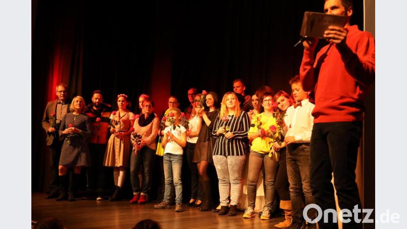 Beim Finale des &quot;Abends der Mode&quot; standen Organisatoren und Akteure im Mittelpunkt. Bild: Oliver Zippe