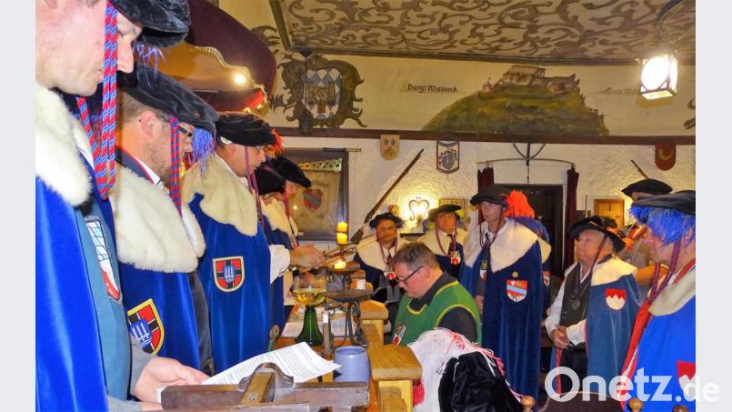 Zum Ritterschlag kniete Junker Friedrich (knieend) von Großmeister Werner von Podewils (Ponnath, Dritter von links). Zur Zeremonie waren auch die Aufschwörer Josefus von Obernburg (rechts), Sebastian Wolf von Hirschberg (Dritter von rechts) und Leibritter Edwin von Eggloffstein (Zweiter von rechts) von den Hochstuhl getreten. Bild: hl