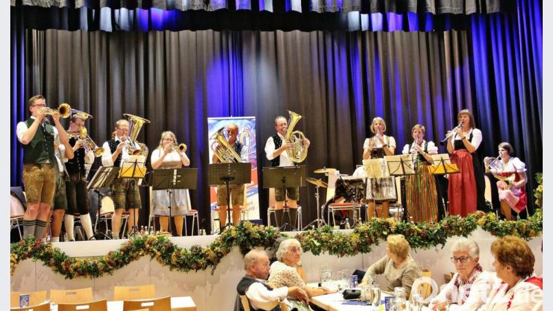 Die &quot;Nabburger Blasmusik&quot; unter Leitung von Sepp Weber (Vierter von rechts stehend) sorgte mit zünftigem bodenständigem Sound für die &quot;richtige Musi&quot;. Bild: bph