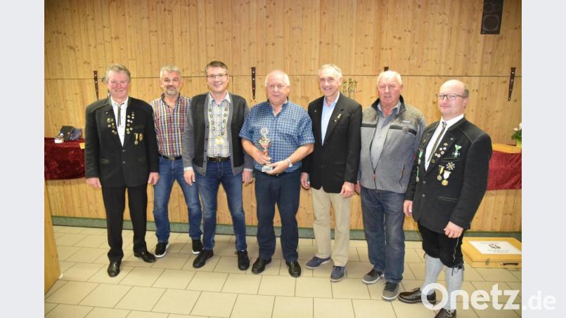 Siegerehrung nach dem Bürger- und Vereinsschießen bei den Drei Mohren Poppenricht (von links): Schützenmeister Robert Geitner, Bürgermeister Roger Hoffmann, Bürgerkönig Michael Eckl, Josef Weigl, Bertram Gebhard und Rudi Kummert als Vertreter der RK Poppenricht sowie 3. Schützenmeister Markus Gebhard. Bild: exb