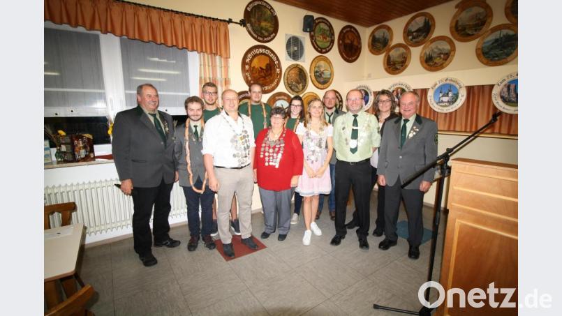 Preißachs Schützenkönig 2019/20 heißt Matthias Hey (Vierter von links, neben Schützenliesl Agnes Ackermann). Die reichste &quot;Ernte&quot; fährt allerdings Silvia Neukam (Fünfte von rechts, neben Luftpistolen-Vizekönig Herbert Pospischil) ein: Außer der Jugendkönigswürde erringt sie noch drei weitere Titel und Trophäen. Bild: bjp