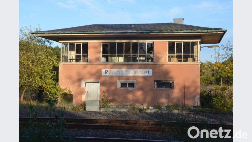 Zum Standort des Bahnhofs Reuth gehört auch ein Stellwerk. Fenster sind eingeschlagen, Mauern bröckeln. Das Gebäude gehört der Deutschen Bahn, Pläne für das Stellwerk gibt es derzeit keine. Bild: Benkhardt