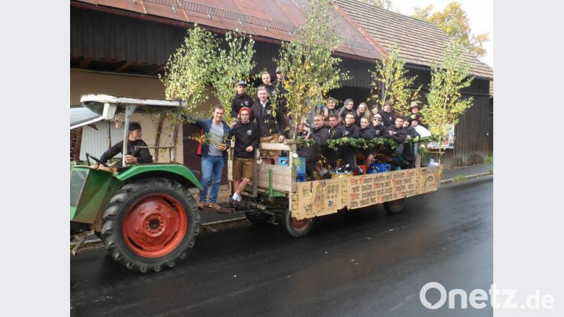 Der Burschenverein fuhr mit dem geschmückten Wagen durch die Straßen von Ebnath. Bürgermeisterkandidat Wolfgang Söllner (von links) hatte für die Kirwaburschen und Mädls eine Kiste Bier bereitgestellt, den Vorsitzender Sebastian Bayer gerne entgegen nahm. Bild: soj