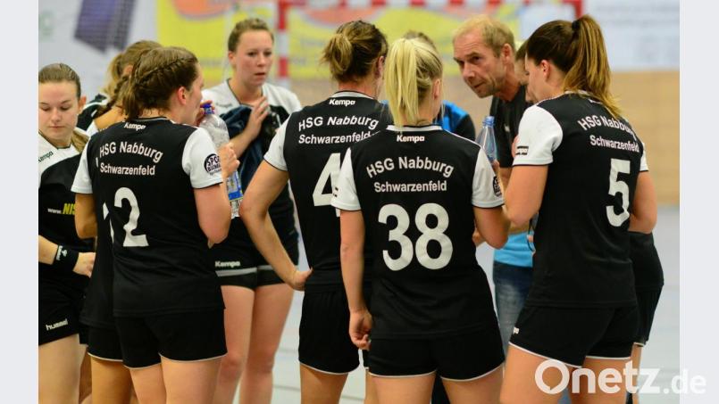 Trainer Karl Söllner (Zweiter von rechts) versuchte, seine Mädels immer wieder zu motivieren. Am Samstag aber war die Vorstellung von A bis Z schlecht. Bild: ham