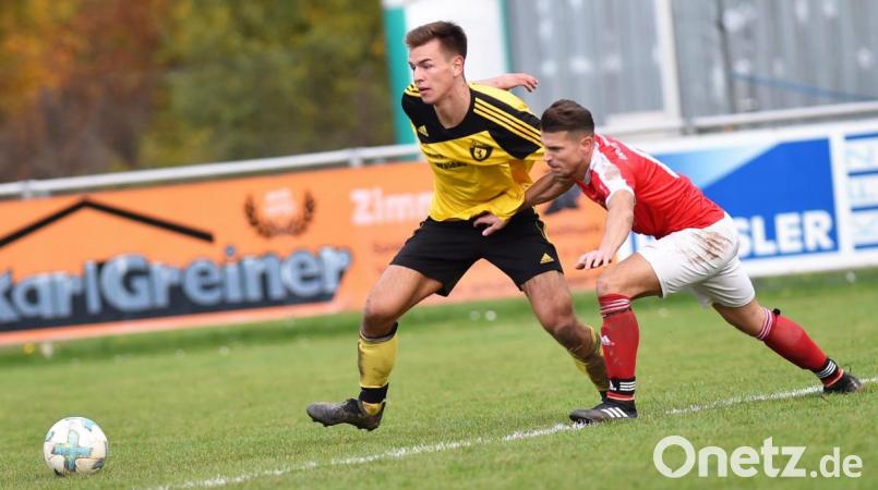 Die DJK Irchenrieth und der SV Waldau trennten sich unentschieden 1:1. In dieser Szene versucht der Irchenriether Tobias Thorn (rechts) den Waldauer Daniel Hausner zu stoppen. Bild: af