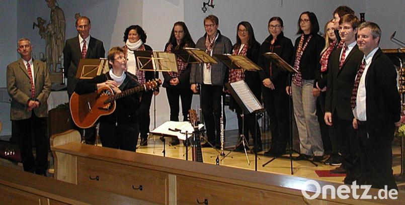 CantArt mit Leiterin Elisabeth König beim Benefiz-Konzert in der Pfarrkirche in Brand Bild: ld