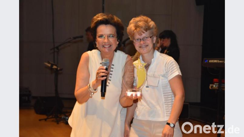 Silvana (rechts) vom Fanclub Rehau übergibt einen Stern für Monika Martins letztes Album. Bild: hcz