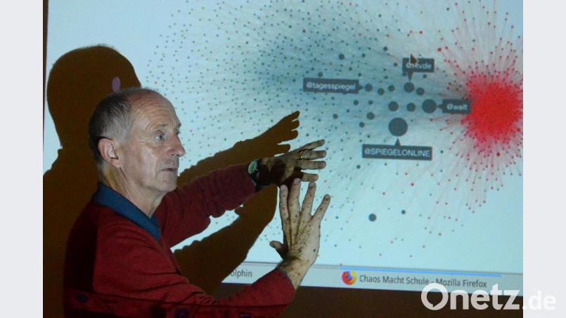 Michael Hälsig vom Chaos Computer Club München erläutert den Zuhörern, wie sich Fake News über die Computer verbreiten. Bild: Kunz