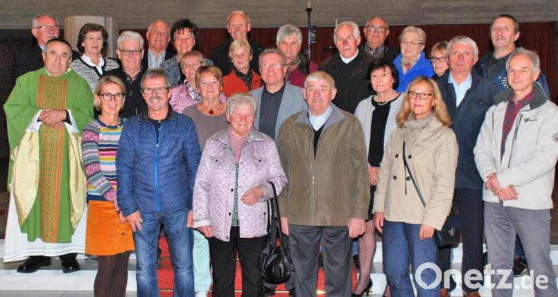 13 Paare aus der Pfarrei Aschach-Raigering, die ein rundes Ehejubiläum feiern können, werden geehrt. Bild: sche