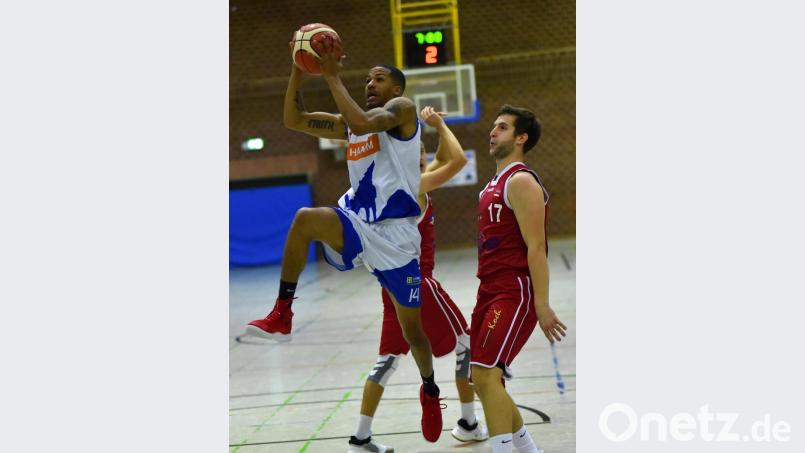 Montanize Woods (links) war der entscheidende Mann beim knappen Sieg der Hamm Baskets in Breitengüßbach. Bild: af