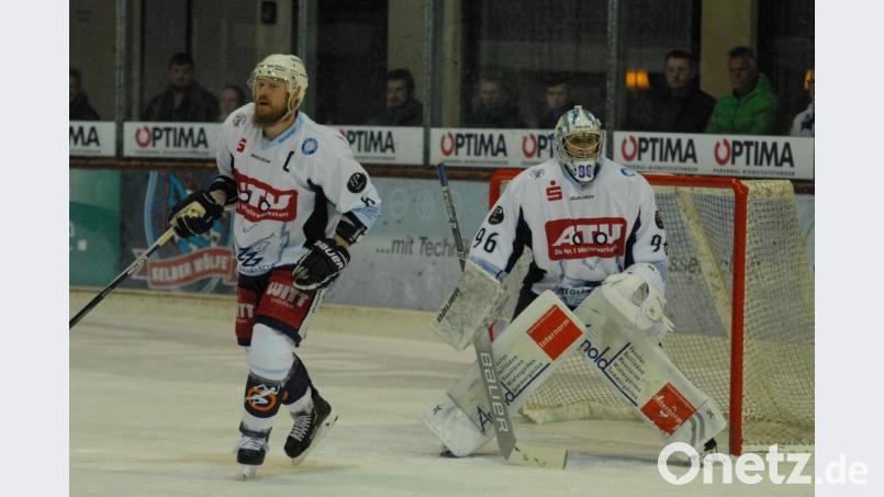 Die Blue Devils gewannen am Sonntag beim SC Riessersee mit 2:1. Goalie Daniel Filimonow (hier mit Kapitän Ralf Herbst beim Derby in Selb) war ein starker Rückhalt. Bild: gb