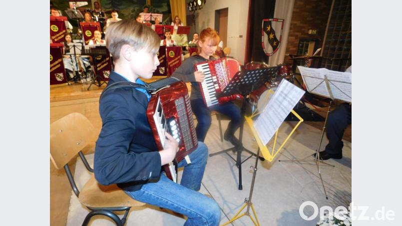 Seit drei Jahren lernen Lucia Dörig und Elias Brehm Akkordeon und spielten schon im Trio mit ihrem Lehrer Georg Gebert das Traditional „Schwäbischer Ländler&quot;. Bild: hai
