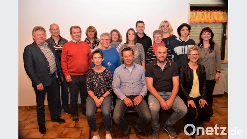 Die Geschicke der DJK leiten Geschäftsführerin Inge Lebegern (vorne, von rechts), Vorsitzender Frank Brünnig, zweiter Vorsitzender Bernd Bergler und die neue Turnen-Abteilungsleiterin Angela Reisinger. Bild: fz