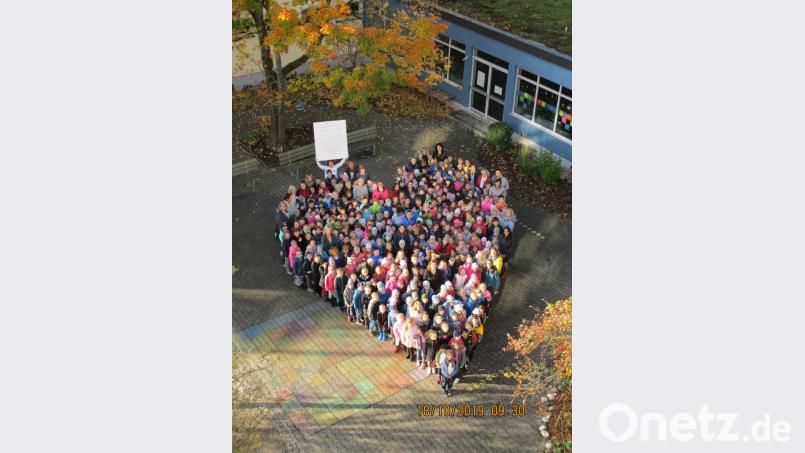 Eine Schule gegen Rassismus, aber auch eine mit Mut – und Herz, wie diese Aufnahme der Albert-Schweitzer-Grundschule belegt. Bild: Albert-Schweitzer-Gundschule/exb