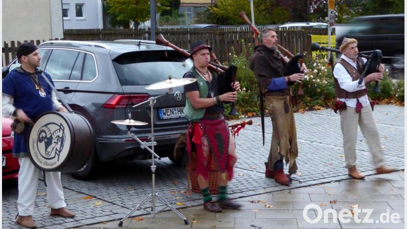 In mittelalterlicher Kleidung und Instrumentierung musizieren die „Amici Musicae Antiquae“. Bild: Schönberger, Ferdinand [fsb]