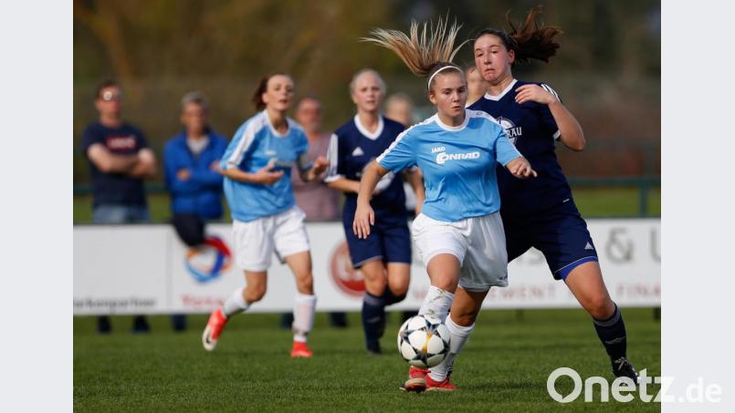 Nicht stoppen lässt sich derzeit der TSV Theuern (im Bild vorne Pia Lehner, links hintenLena Götz) in der Landesliga Süd. Nach nur einem Punkt aus den ersten drei Saisonspielen gelang nun gegen die DJK-SV Geratskirchen (rechts Anna Tändler) bereits der vierte Dreier in Folge. Bild: Venzl