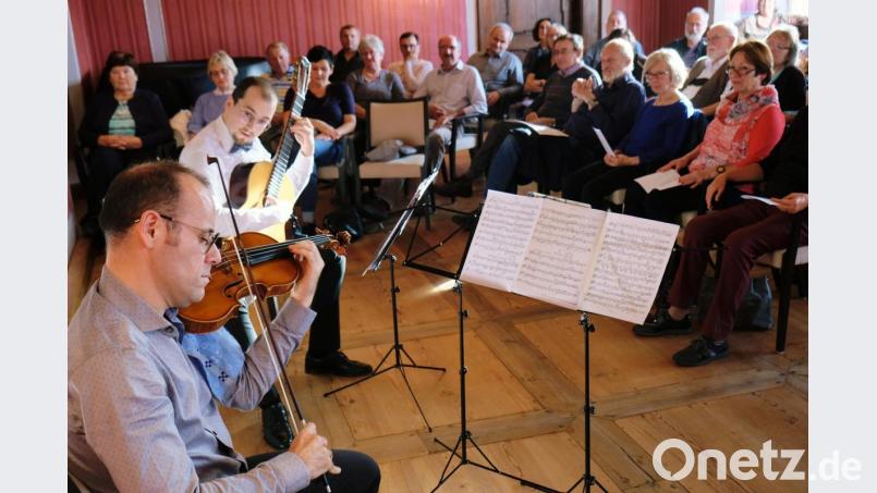 Statt Allerweltskirchweih genießen die vielen Besucher im Musiksaal des Klosters Saitenmusik vom Feinsten. Bild: do