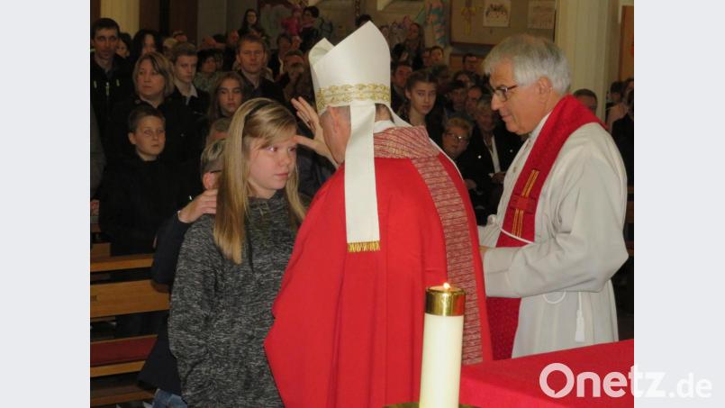 Weihbischof Reinhard Pappenberger spendete in der Pfarrkirche St. Emmeram die Firmung. Bild: adj