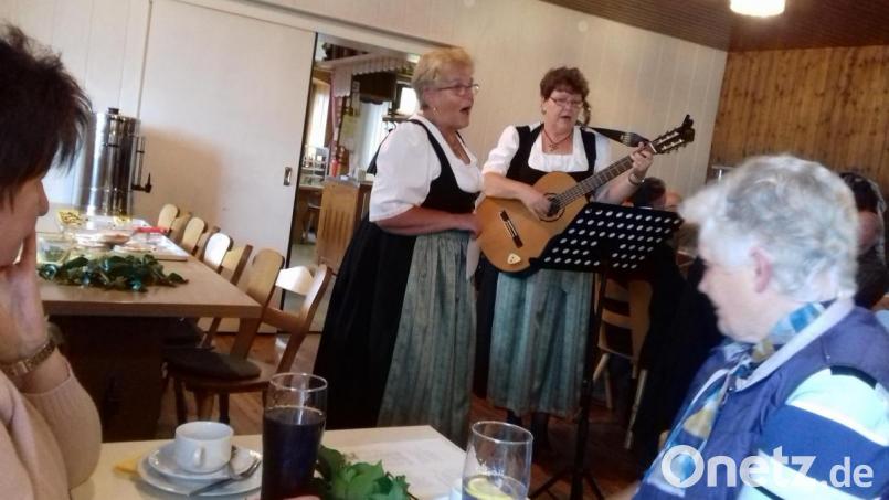 Edeltraud Frank (links) und Christa Böhm sorgten für Stimmung bei der Kirchweihfeier der Reuth Senioren. Bild: ang