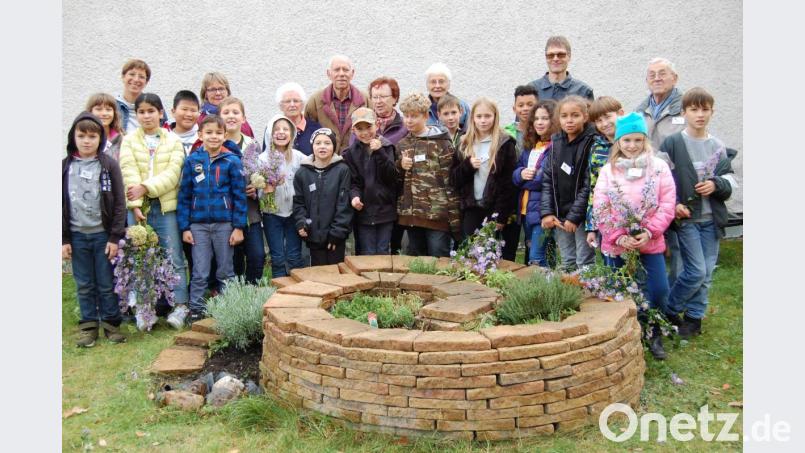 Eine große Säuberungsaktion im Freien ist angesagt. Erneut arbeiten Senioren und Viertklässler im Garten des Grafenwöhrer Mehrgenerationenhauses. Bild: az