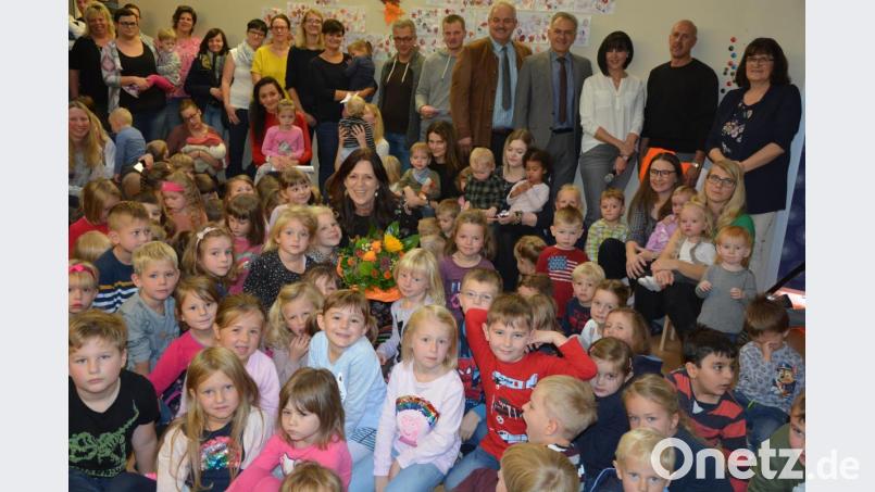 Mächtig was los war am Montagvormittag im Kinderhaus „Die kleinen Hankerler“: Einrichtungsleiterin Sigrid Eger (in der Mitte, mit Blumen) wurde am Sonntag 60 Jahre alt, weshalb am Tag darauf in der Aula des Kinderhauses eine Feier stieg. Alle Kinder und das gesamte Personal der Einrichtung um stellvertretende Kinderhausleiterin Susi Fellner (Dritte von rechts) gratulierten und wünschten weiterhin alles Gute. Gekommen waren auch die Bürgermeister Roland Grillmeier (Vierter von rechts) und Johann Burger (Fünfter von rechts). Bild: jr