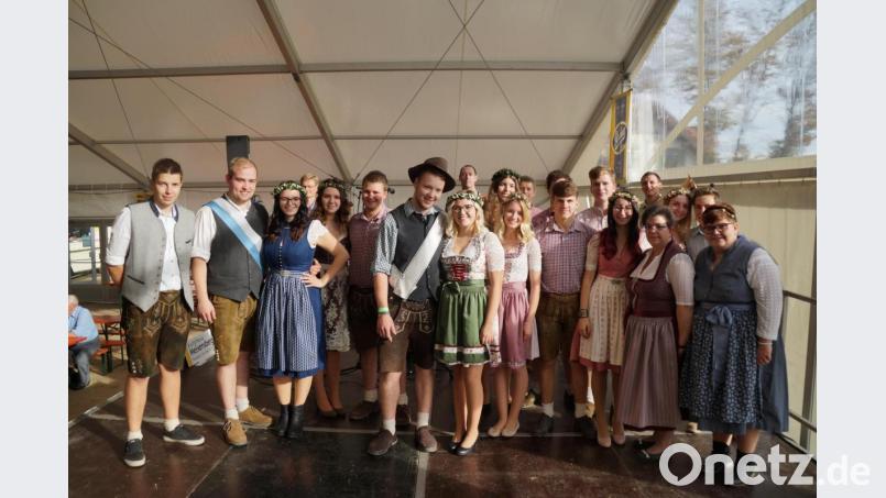 Das neue Kirwapaar Alicia Zisler und Florian Walbrun (Mitte) zusammen mit den weiteren Kirwapaaren, den Organisatoren und den Vertretern der Kirwamusik. Bild: rkp