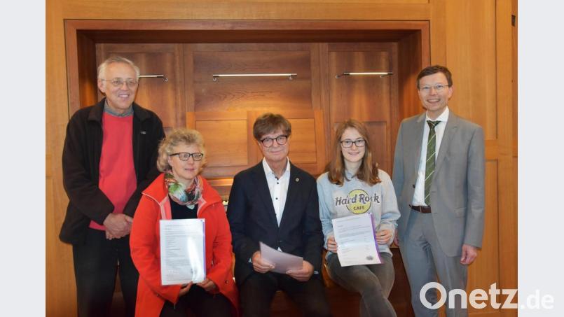 Kirchenmusikdirektor Hanns-Friedrich Kaiser (links ) und Dekan Wenrich Slenczka (rechts) überreichen Gabi Mehlan, Horst Petzold, Judith Riedl ihre Zertifikate als Kirchenmusiker im Nebenamt. Bild: Stahl, Christoph