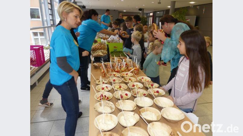 Zur Woche der Nachhaltigkeit an der Markus-Gottwalt-Schule gehört ein gesundes Frühstück, für das der Elternbeirat sorgt. Bild: rn