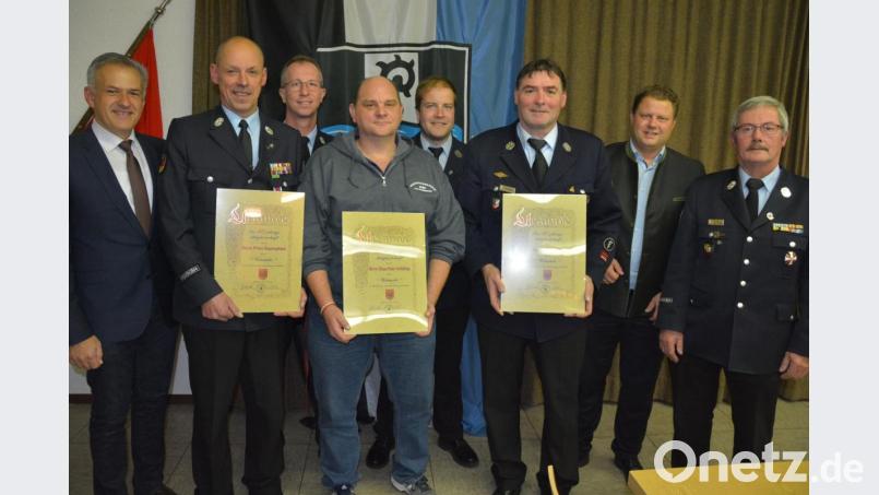 Langjährige Mitglieder würdigte die Feuerwehr Mitterteich bei einem Ehrenabend. Im Bild (von links) Bürgermeister Roland Grillmeier, Kommandant Franz Bauernfeind, stellvertretender Kommandant Günther Sommer, Hans-Peter Schilling, Vorsitzender Christian Grillmeier, Peter Kraus, Zweiter Bürgermeister Stefan Grillmeier und Kreisbrandmeister Albert Fröhlich. Bild: jr