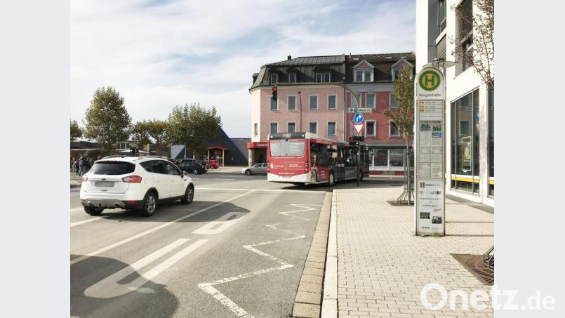 Und rum ums Eck. An den Ecken Weigel-/Bahnhofstraße geht's eng zu. "Mein Mandant hat die Situation wirklich als gefährlich empfunden", sagt der Verteidiger. Bild: Gabi Schönberger