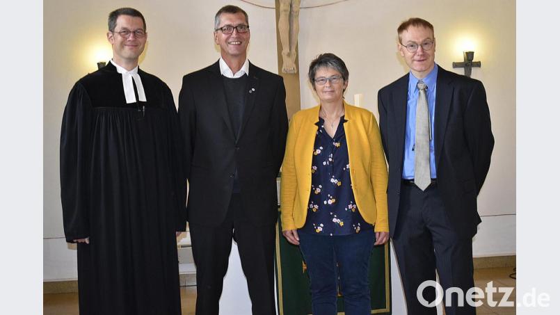 Den Wechsel im Posaunenchor besiegeln (von links) Pfarrer Moritz von Niedner, der bisherige Leiter Reinhard Potzner, Obfrau Brigitte Grüner und der neue Chorleiter Markus Toesko. Bild: sck