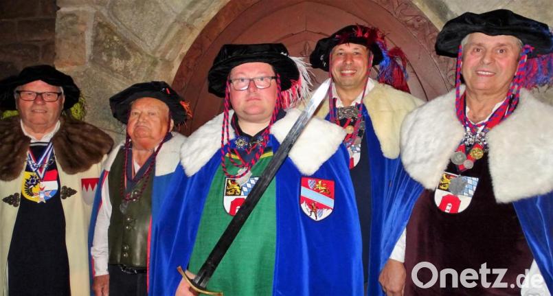 Der neue Ritter FRiedrich von Walderhof (Pfarrer Sven Grillmeier, Mitte) in voller Rüstung und Schwert mit (von rechts) . Wolf vom Seegrund, Großmeister Werner von Podewils sowie (von links) . Ottokar von Heydegg und Edwin von Eggloffstein. Bild: hl