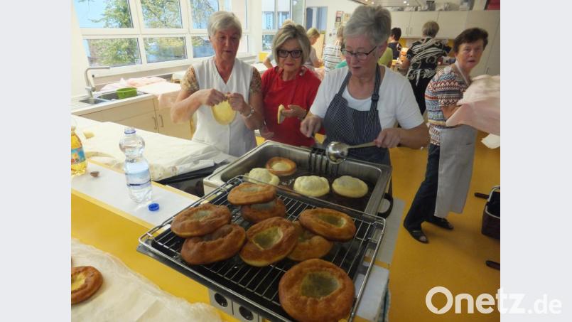 Geschick und Fingerfertigkeit waren beim Küchlbacken des Frauenbunds gefordert. Bild: ibj