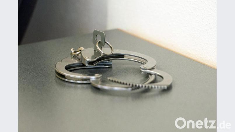 Ein betrunkener Mann trat am Münchner Flughafen um sich und versuchte, sich die Maschinenpistole einer Polizistin zu greifen. Bild: Armin Weigel