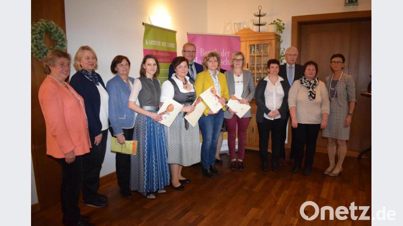 Als beste Absolventinnen der diesjährigen Ausbildung zur Hauswirtschafterin wurden ausgezeichnet (von links mit Urkunde): Friedricke Kriechenbauer (Weiden), Kathrin Kroher (Amberg), Lidwina Weilhammer (Schwandorf), Monika Bücherl (Cham). Die Ehrengäste gratulierten zum Erfolg. Bild: bnr