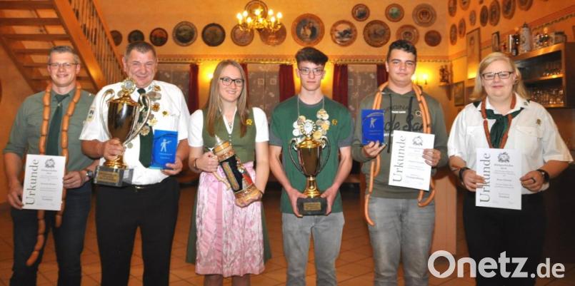 Bei der Königsfeier werden Matthias Bartmann als Vizekönig, Werner Braun als Schützenkönig, Patricia Schönberger als Schützenliesl, Marcel Dobmeier als Jugendkönig, Alexander Winderl als Vize-Jugendkönig und zugleich Marktmeister und Christina Braun als Vizeliesl (von links) gekürt. Bild: es