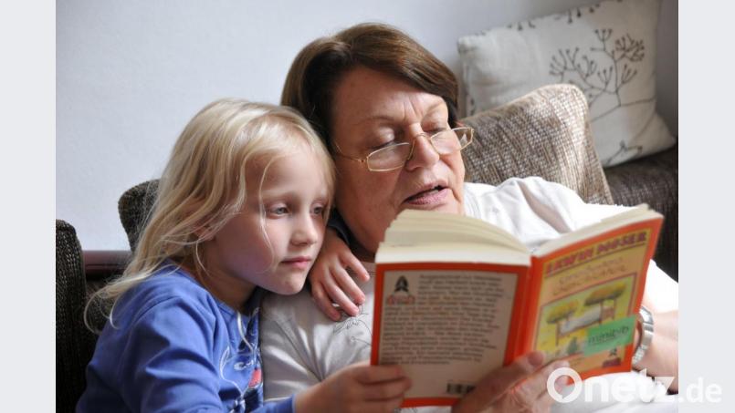 Wissenschaftliche Studien belegen: Kinder, denen regelmäßig vorgelesen wird, werden häufiger als fröhlich (93 Prozent) und selbstbewusst (75 Prozent) eingestuft. Bild: lunaundmo – stock.adobe.com