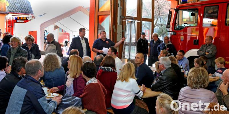 Beim Herbstfest von FDP und UB, gemeinsam mit der Feuerwehr, ist einiges los. Zweiter Bürgermeister Oliver Mutterer und Kommandant Felix Müller geben Informationen zum neuen Feuerwehrhaus. Bild: mef